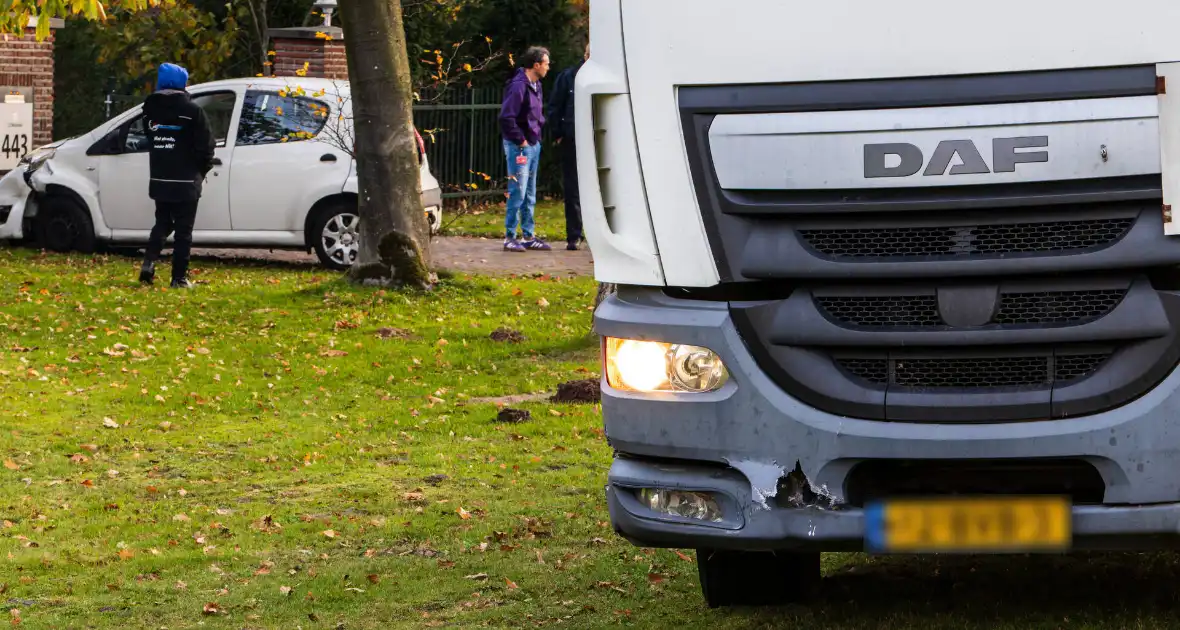 Vrachtwagen zorgt voor ongeval met personenauto - Foto 8