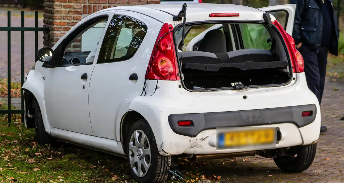 Vrachtwagen zorgt voor ongeval met personenauto - Foto 9