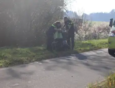 Persoon valt van scootmobiel en belandt in sloot