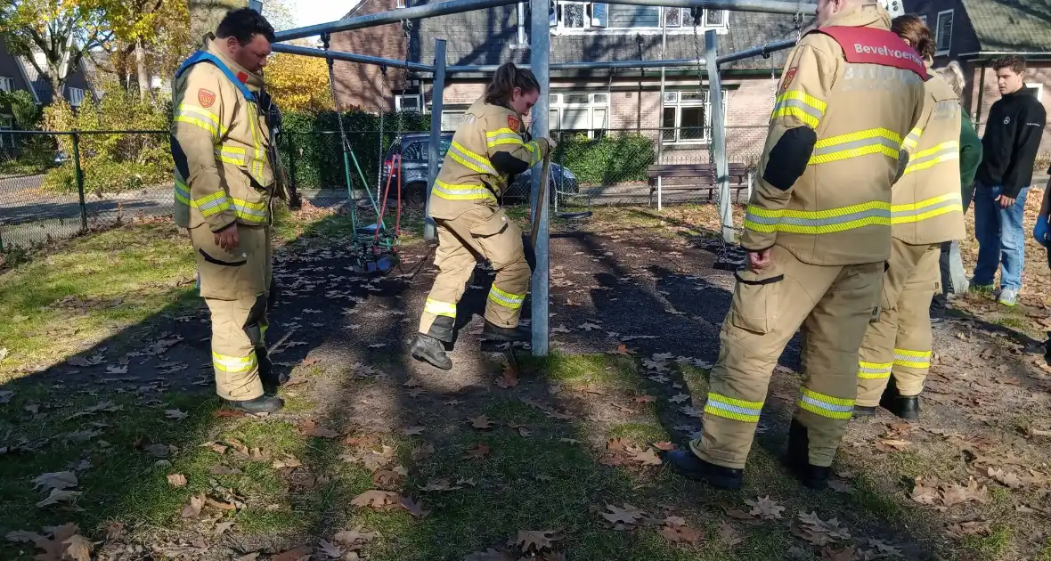 Vogel vast in speeltoestel, hulpdiensten ingezet - Foto 1