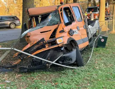 Werkbus botst op bomen en belandt in weiland