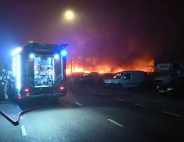 Voertuigen en pand in lichterlaaie