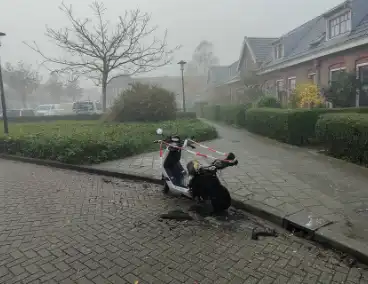 Scooter deels uitgebrand