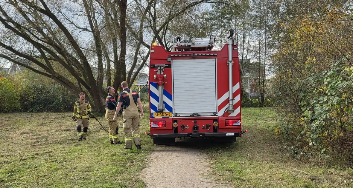 Brandweer blust brand in boomstronk - Foto 4