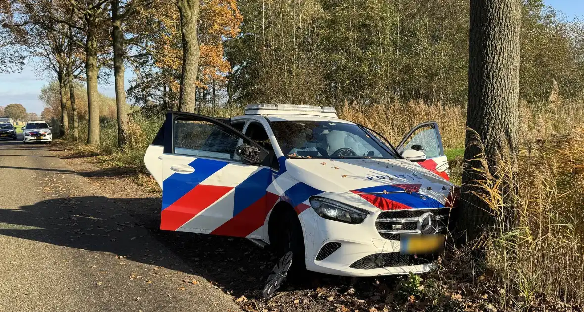 Voertuig ramt politieauto van de weg tijdens achtervolging
