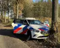 Voertuig ramt politieauto van de weg tijdens achtervolging