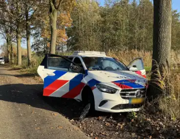 Voertuig ramt politieauto van de weg tijdens achtervolging