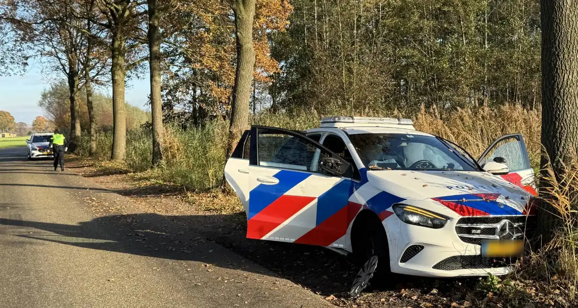 Voertuig ramt politieauto van de weg tijdens achtervolging - Foto 1