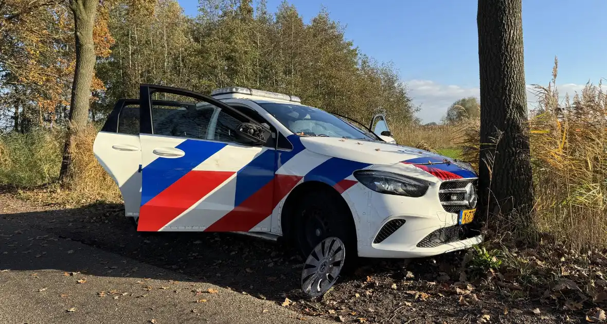 Voertuig ramt politieauto van de weg tijdens achtervolging - Foto 2