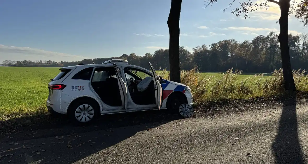Voertuig ramt politieauto van de weg tijdens achtervolging - Foto 3