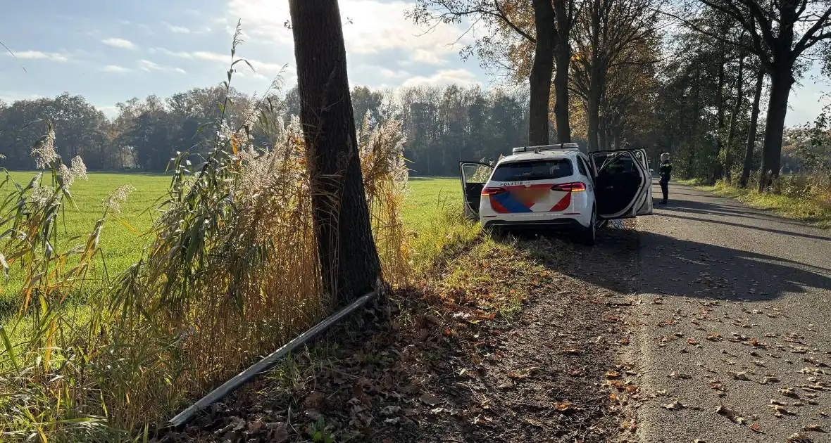 Voertuig ramt politieauto van de weg tijdens achtervolging - Foto 4