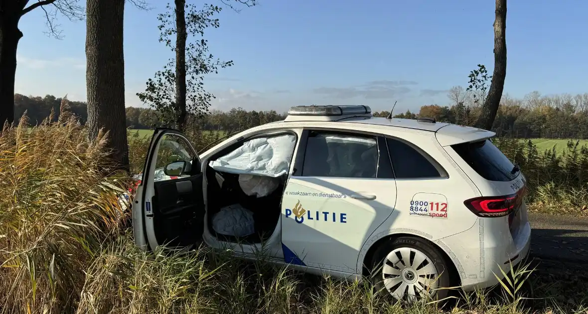 Voertuig ramt politieauto van de weg tijdens achtervolging - Foto 5