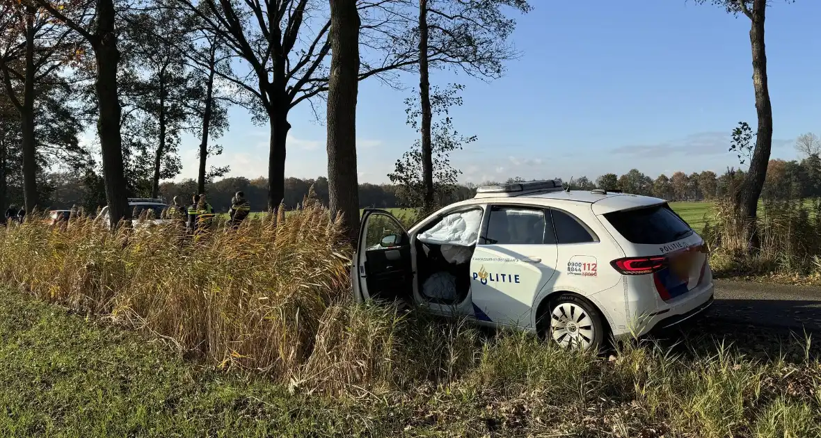 Voertuig ramt politieauto van de weg tijdens achtervolging - Foto 6