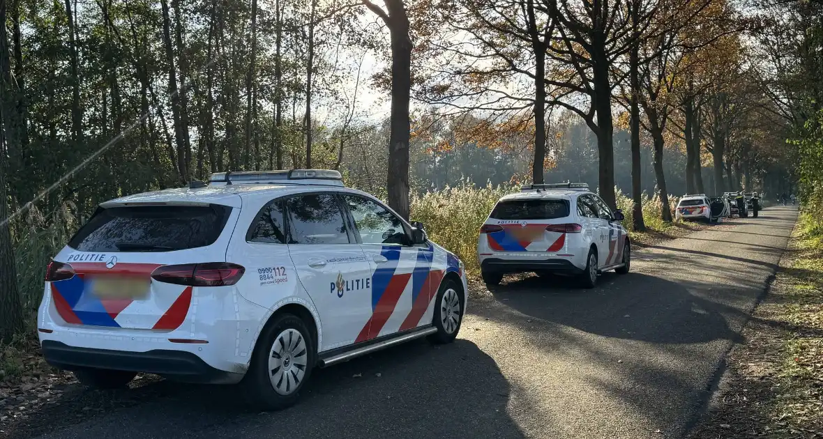 Voertuig ramt politieauto van de weg tijdens achtervolging - Foto 7