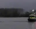 Boot slaat om op rivier, hulpdiensten groots opgeroepen