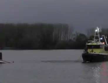 Boot slaat om op rivier, hulpdiensten groots opgeroepen