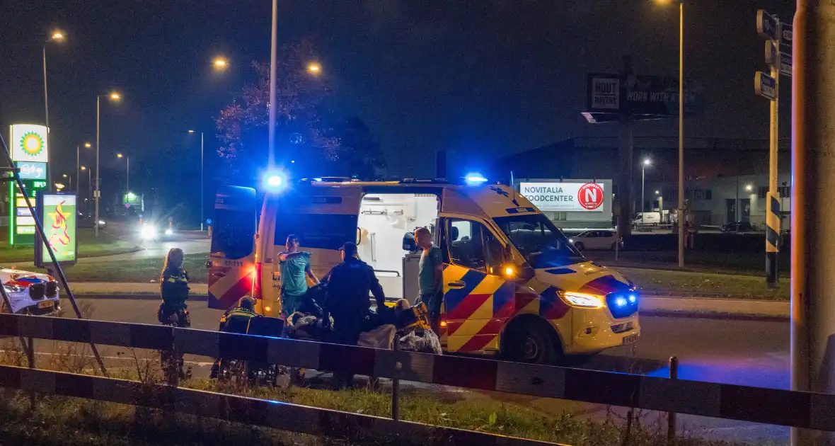 Dronken man valt met rolstoel en raakt gewond