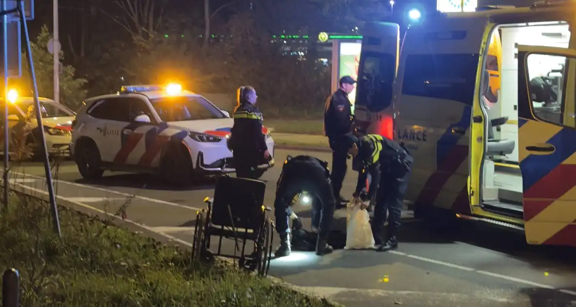 Dronken man valt met rolstoel en raakt gewond - Foto 1