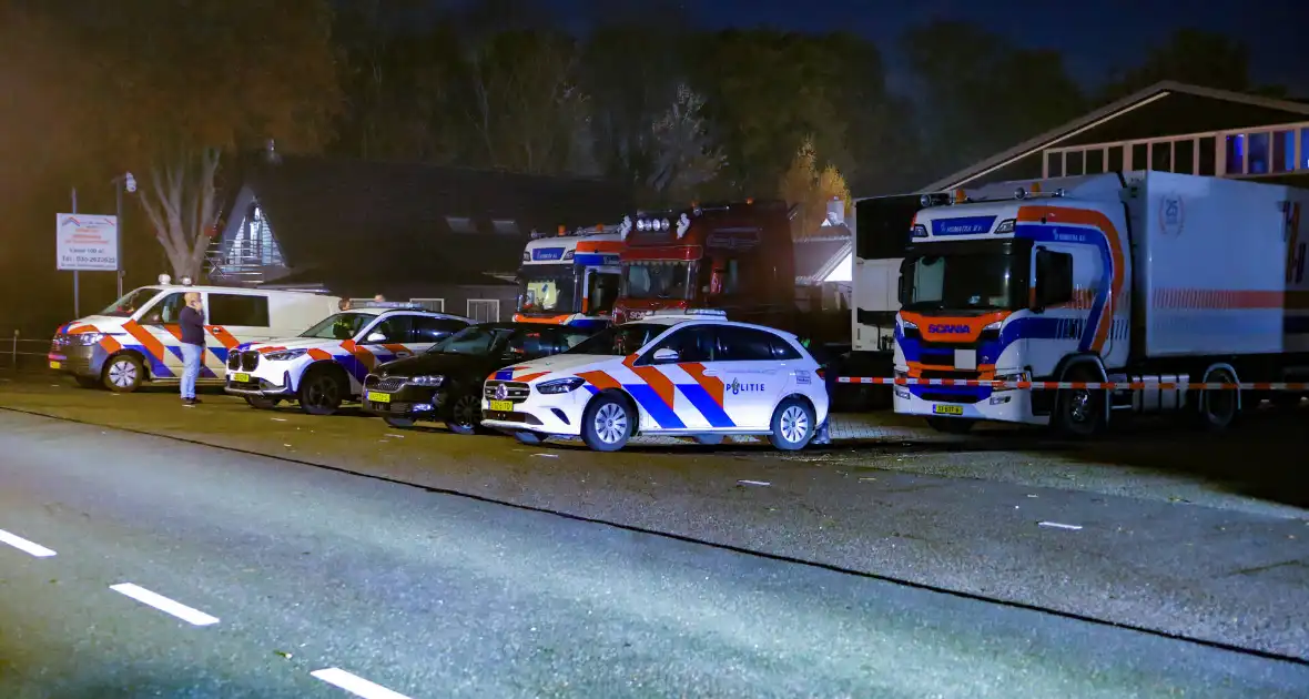 Explosie leidt tot brand op bedrijven terrein - Foto 1