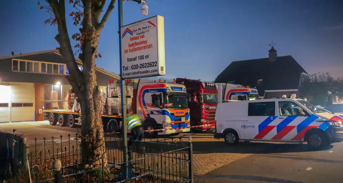 Explosie leidt tot brand op bedrijven terrein - Foto 4