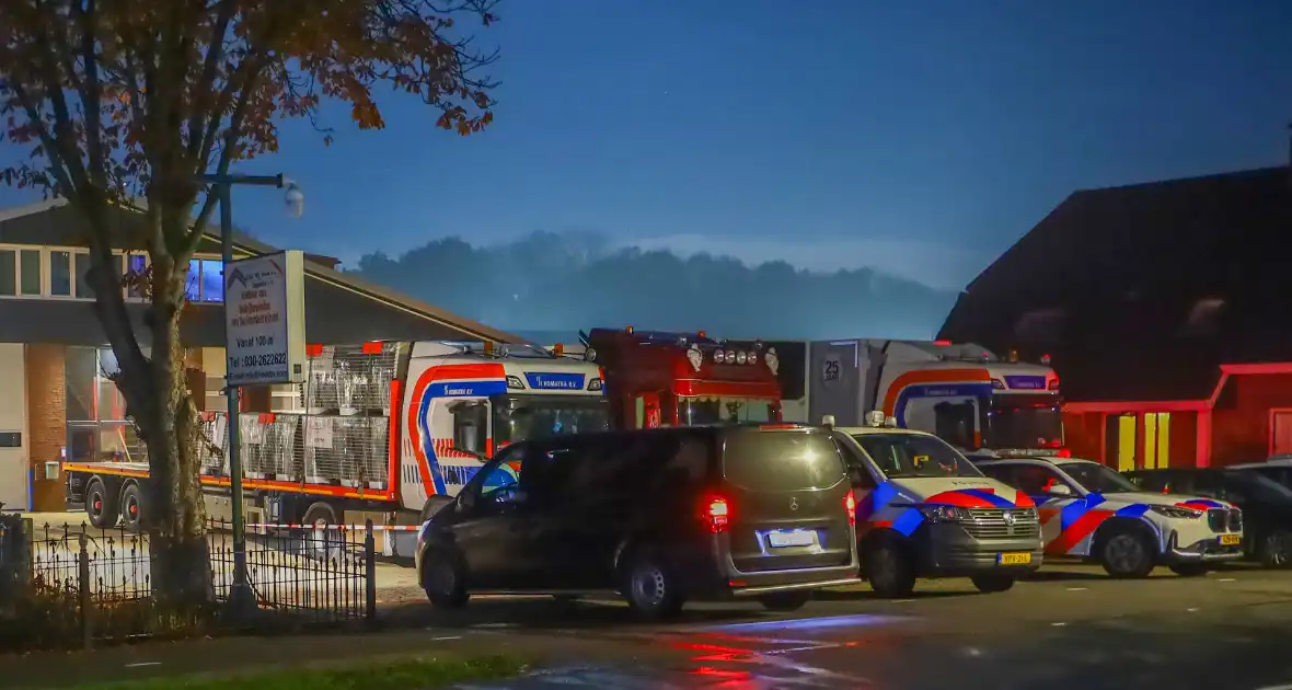 Explosie leidt tot brand op bedrijven terrein - Foto 5