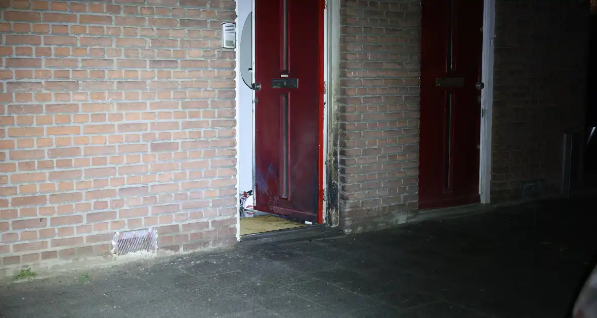 Onderzoek nadat explosie voordeur beschadigt - Foto 3