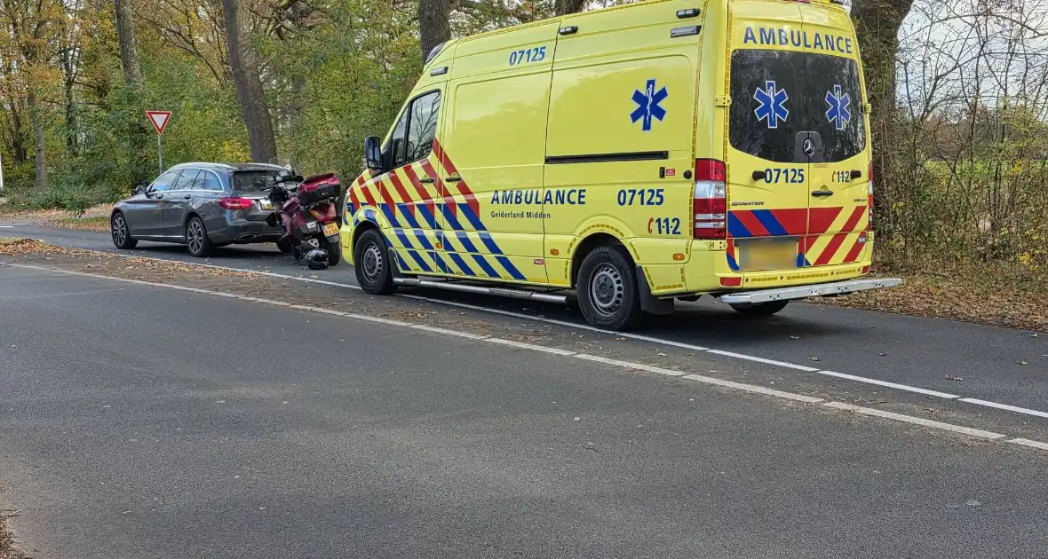 Motorrijder botst achterop auto