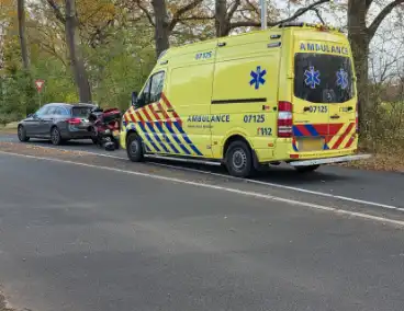 Motorrijder botst achterop auto