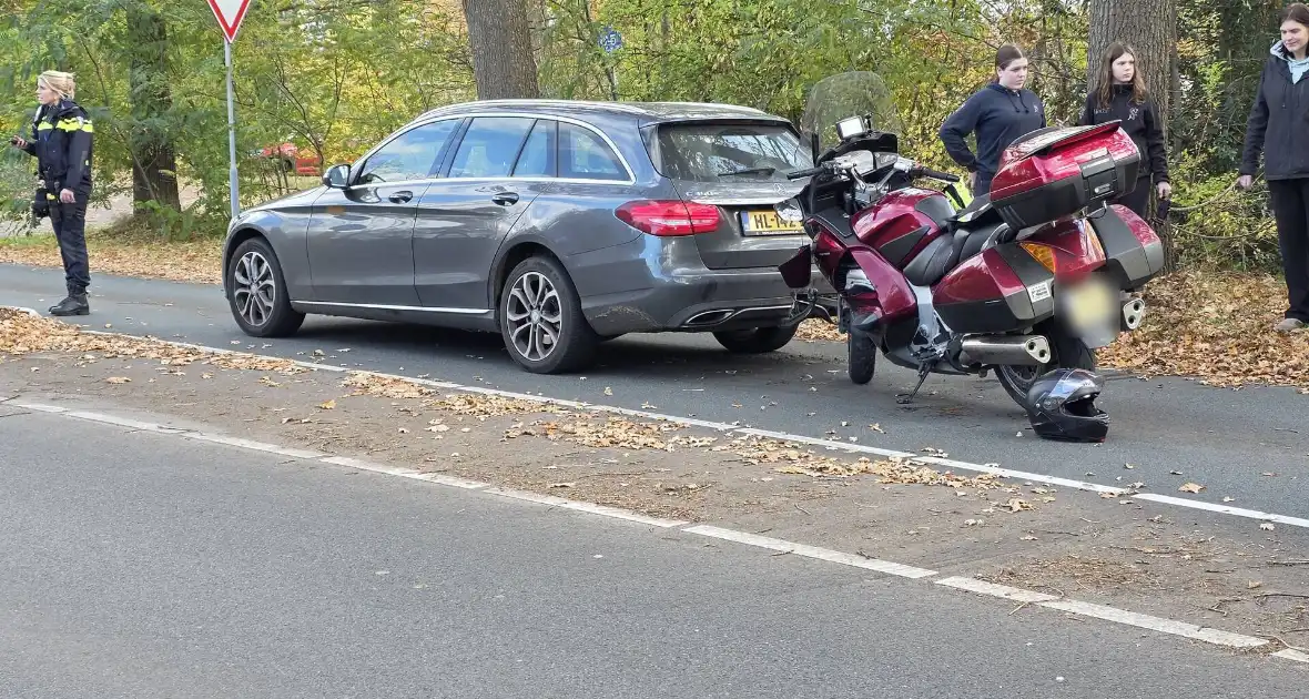 Motorrijder botst achterop auto - Foto 1