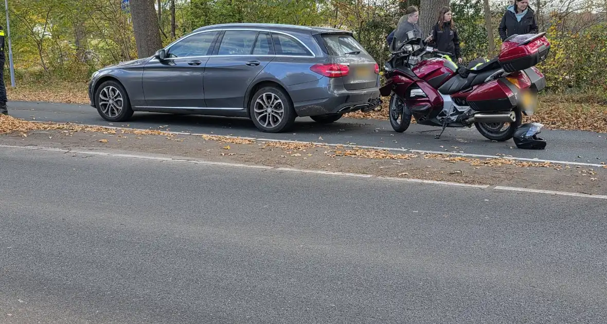 Motorrijder botst achterop auto - Foto 3