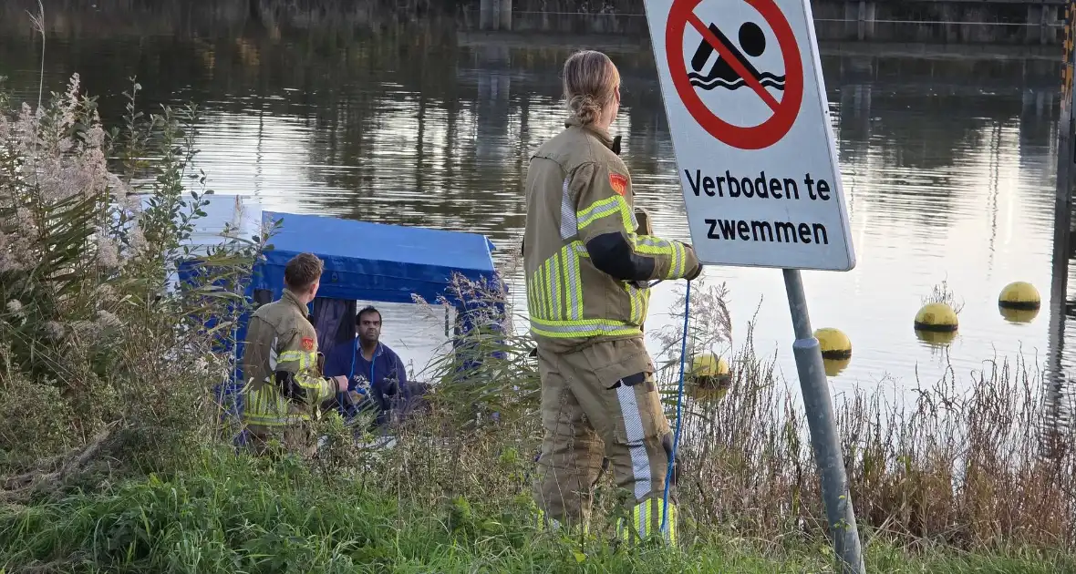 Brandweer helpt stuurloze boot