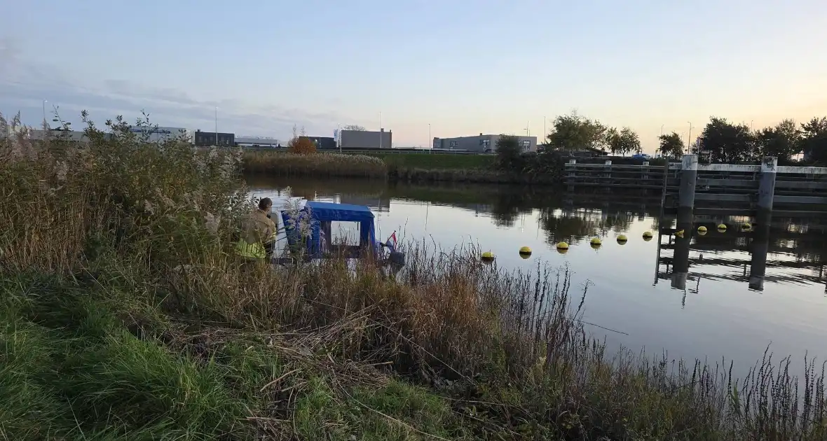 Brandweer helpt stuurloze boot - Foto 2