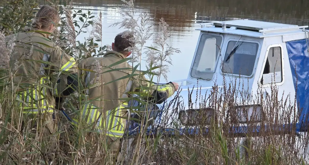 Brandweer helpt stuurloze boot - Foto 3