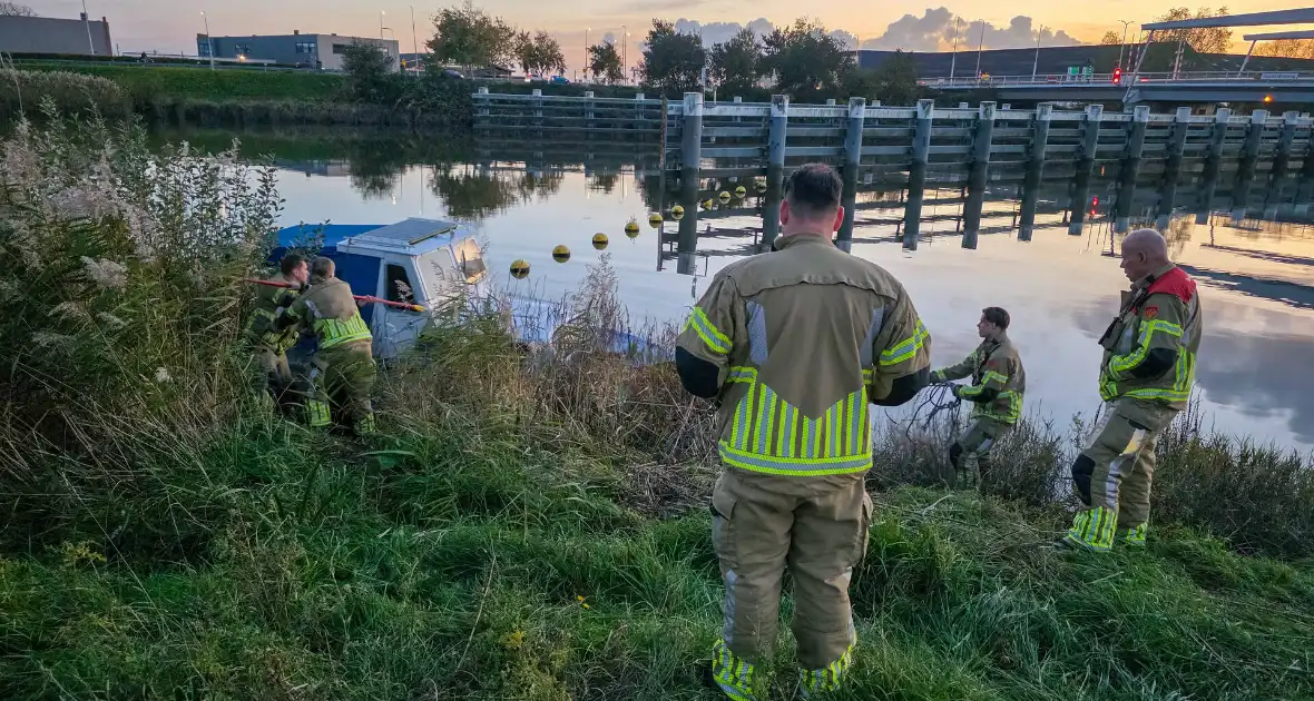 Brandweer helpt stuurloze boot - Foto 5