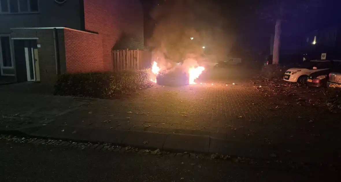 Politie onderzoekt oorzaak van autobrand - Foto 1
