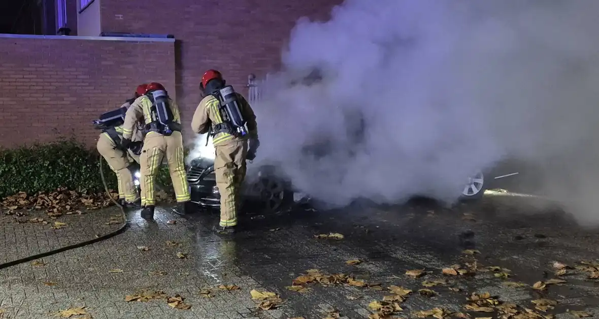 Politie onderzoekt oorzaak van autobrand - Foto 10