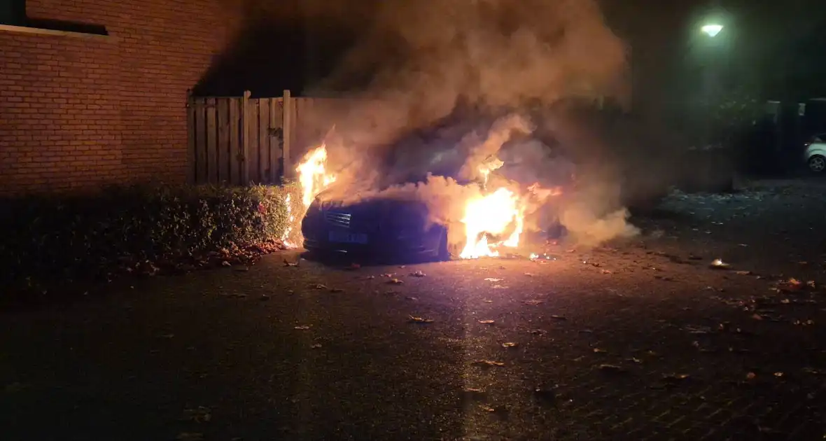 Politie onderzoekt oorzaak van autobrand - Foto 3