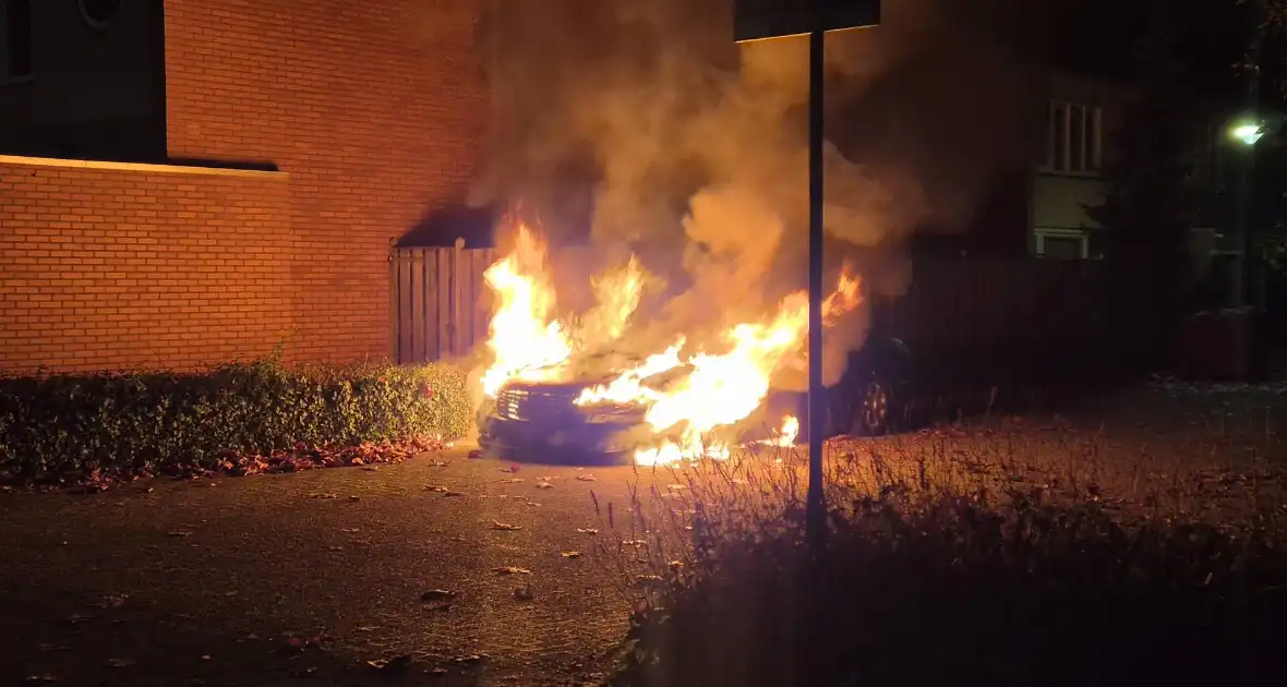 Politie onderzoekt oorzaak van autobrand - Foto 4