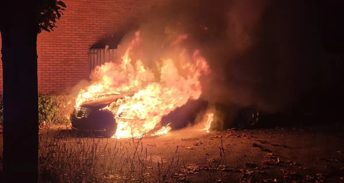 Politie onderzoekt oorzaak van autobrand - Foto 5