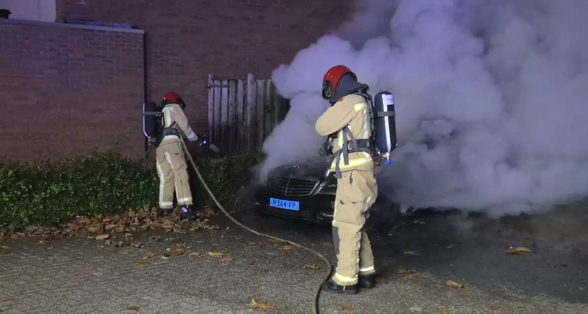 Politie onderzoekt oorzaak van autobrand - Foto 8