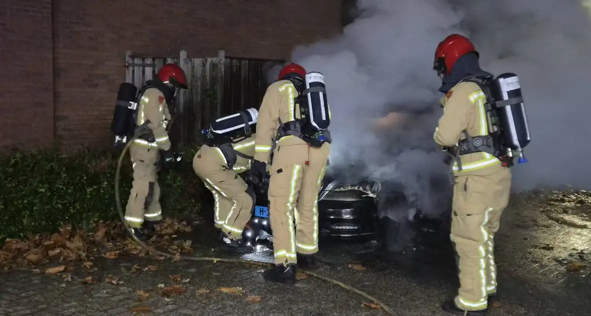 Politie onderzoekt oorzaak van autobrand - Foto 9