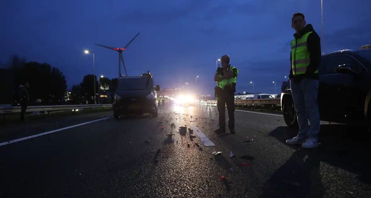 Zwaargewonden bij kettingbotsing op snelweg