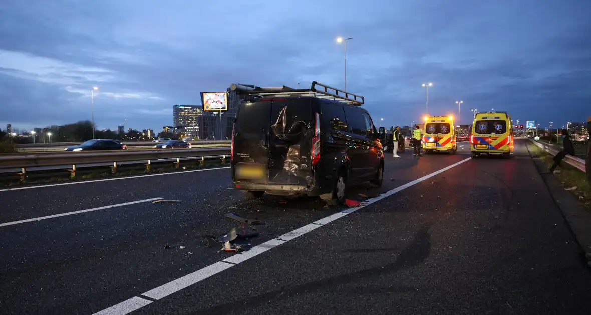 Zwaargewonden bij kettingbotsing op snelweg - Foto 10