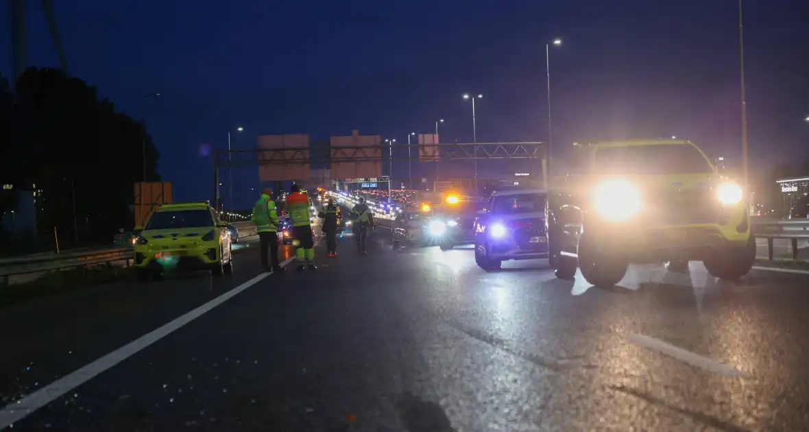 Zwaargewonden bij kettingbotsing op snelweg - Foto 11