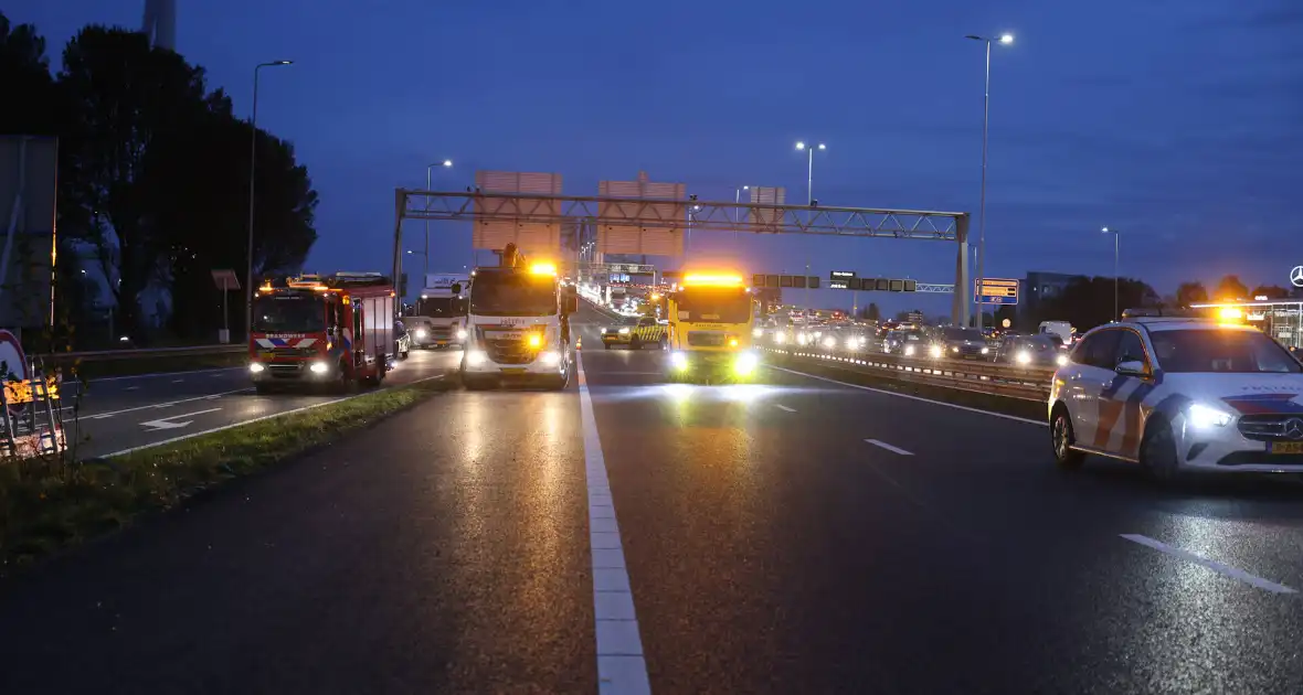 Zwaargewonden bij kettingbotsing op snelweg - Foto 12