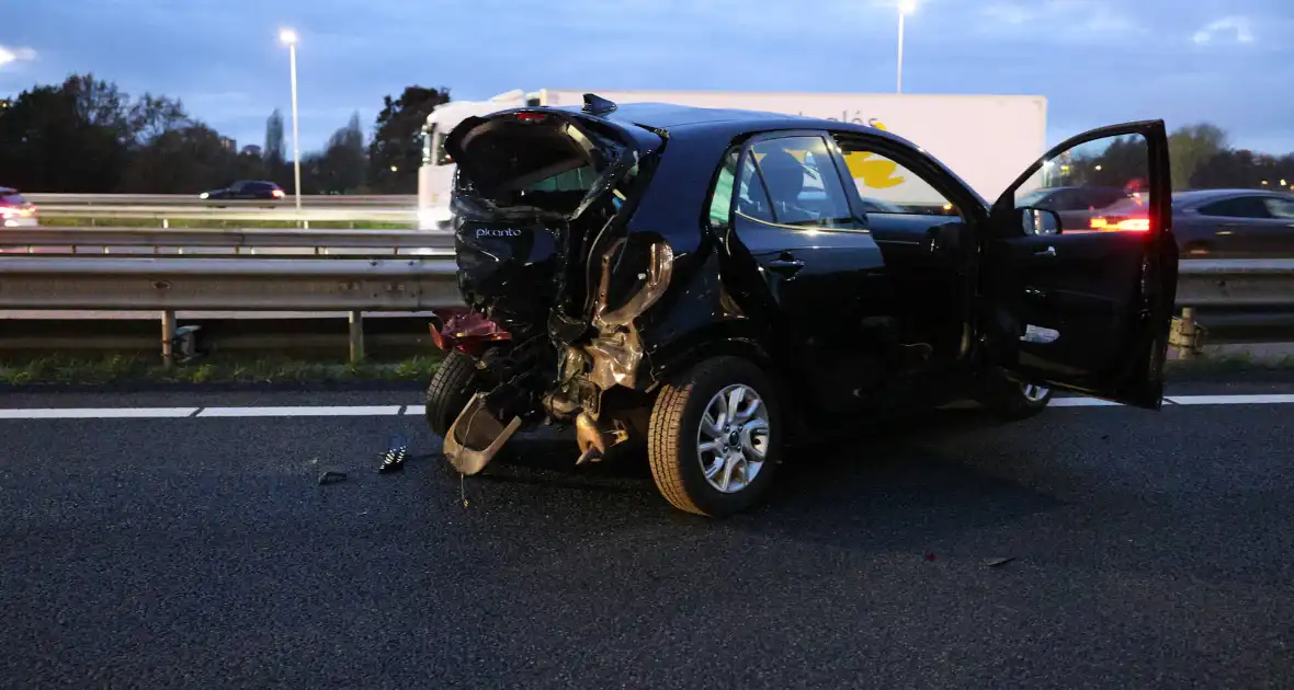 Zwaargewonden bij kettingbotsing op snelweg - Foto 13