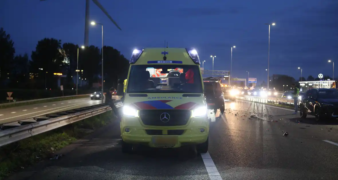 Zwaargewonden bij kettingbotsing op snelweg - Foto 15