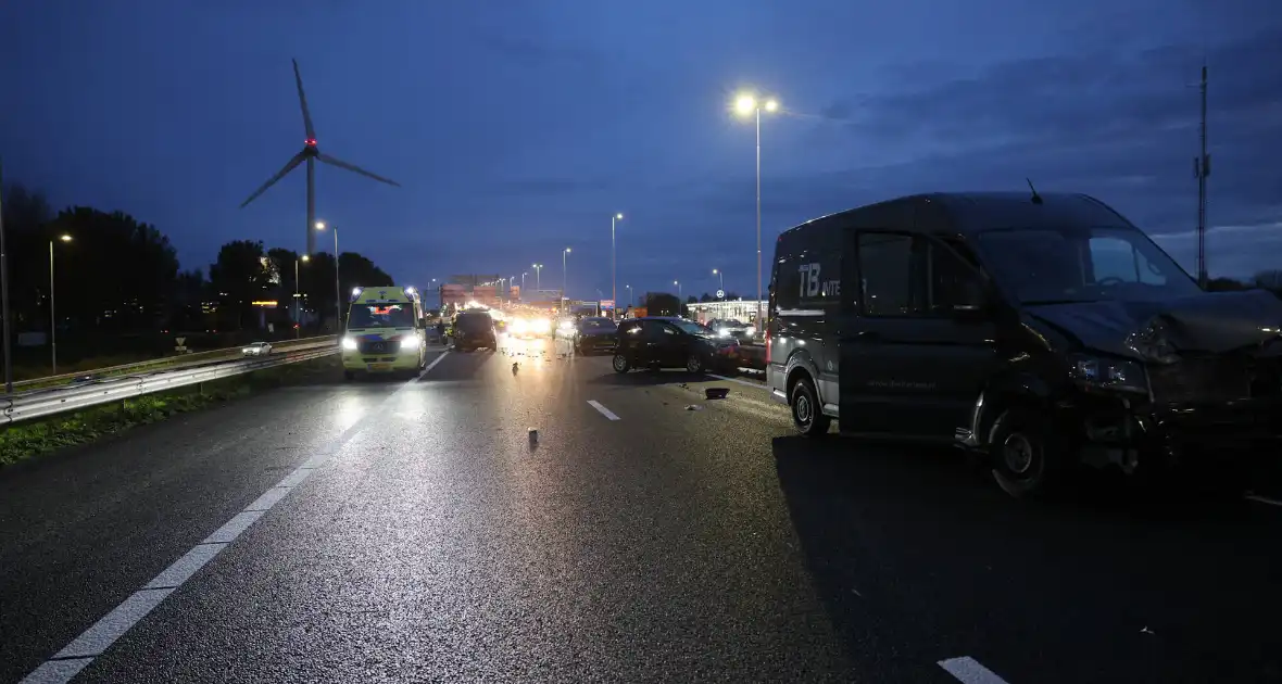 Zwaargewonden bij kettingbotsing op snelweg - Foto 17