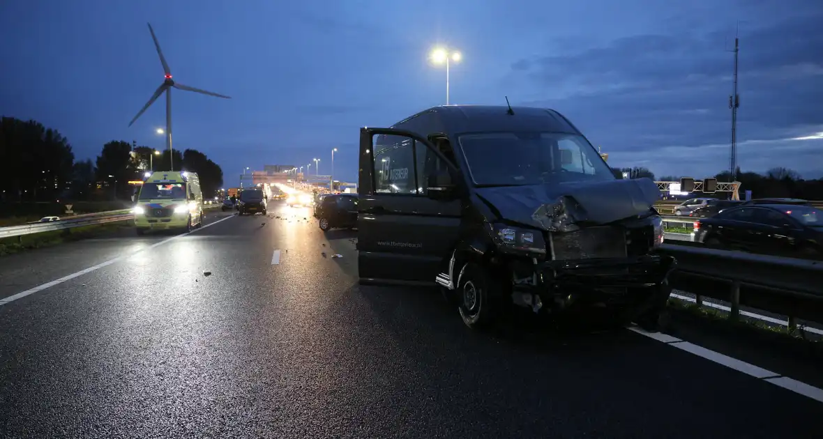Zwaargewonden bij kettingbotsing op snelweg - Foto 18