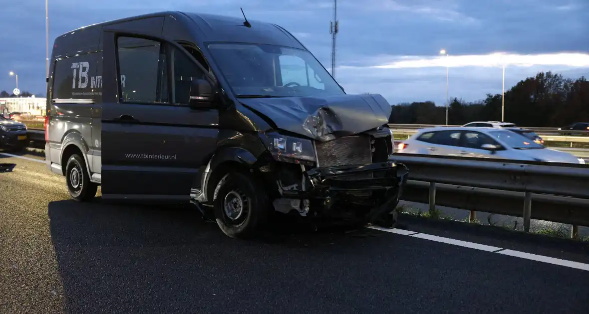 Zwaargewonden bij kettingbotsing op snelweg - Foto 19
